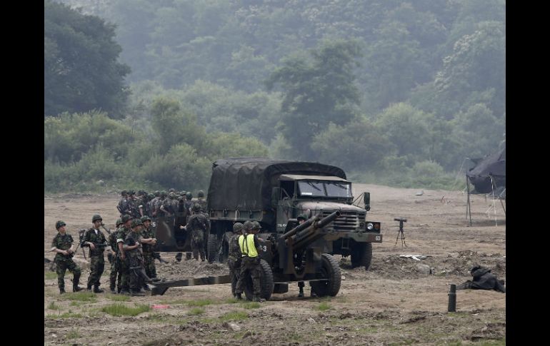 Soldados surcoreanos participan en unas maniobras cerca de la zona desmilitarizada en Paju, provincia de Gyeonggi. EFE / J. Heon-Kyun