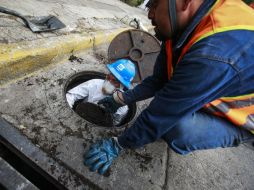 Los desechos que tira la población terminan tapando canales, bocas de tormenta y drenajes en la metrópoli. Un problema adicional. EL INFORMADOR / ARCHIVO