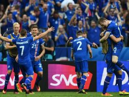 Los jugadores escribieron este día el capítulo más bello en la historia del futbol islandés. AFP / F. Fife