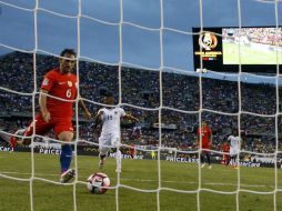 Pedro Fuenzalida sólo tuvo que empujar el balón a las redes para firmar el 2-0 a favor de los chilenos. EFE / M. Dueñas