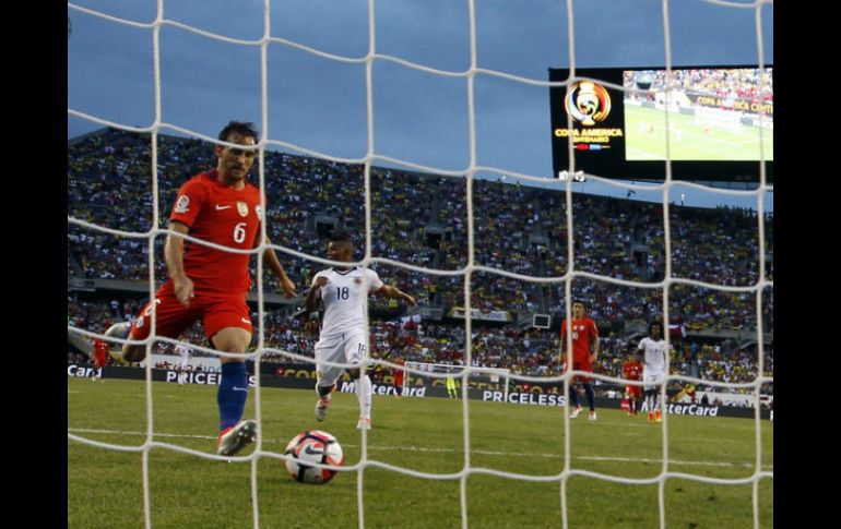 Pedro Fuenzalida sólo tuvo que empujar el balón a las redes para firmar el 2-0 a favor de los chilenos. EFE / M. Dueñas