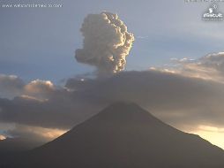 La columna de humo pudo observarse sobre el volcán alrededor de las 07:47 horas. TWITTER / @webcamsdemexico