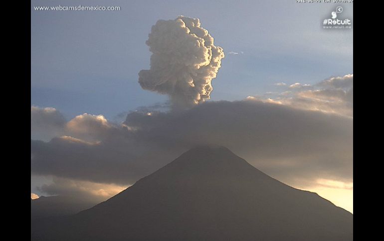 La columna de humo pudo observarse sobre el volcán alrededor de las 07:47 horas. TWITTER / @webcamsdemexico