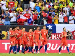 Comentan que la llamada ''generación dorada'' del futbol chileno ''sigue de fiesta y asombrando al mundo''. AFP / A. Estrella