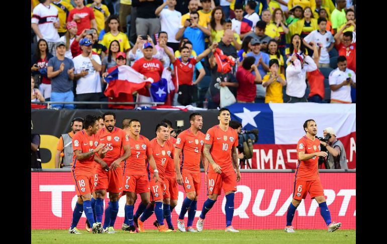 Comentan que la llamada ''generación dorada'' del futbol chileno ''sigue de fiesta y asombrando al mundo''. AFP / A. Estrella