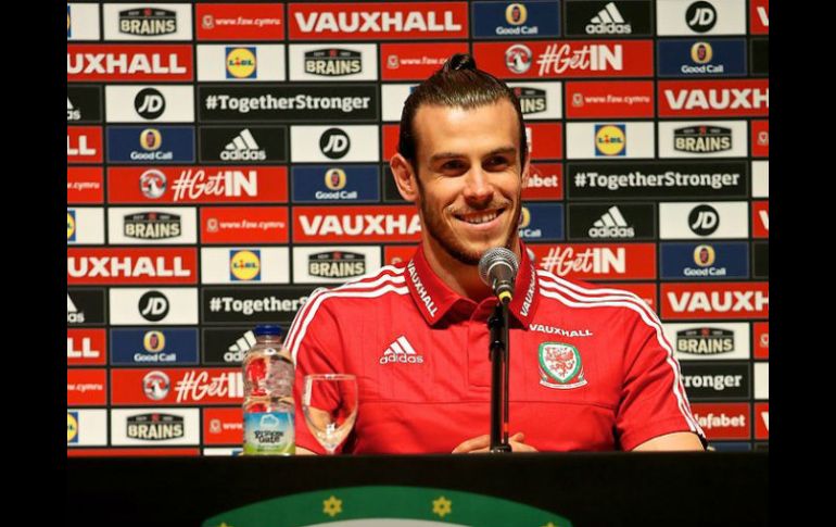 ''No hay nada mejor que estar en un gran campeonato con tu país. El grupo es increíble y nadie esperaba una hazaña así'', señala Bale. TWITTER / @FAWales