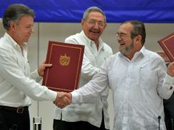 Tras la firma del documento, los presentes se pusieron de pie y aplaudieron el histórico hecho. AFP / A. Roque