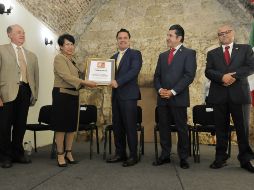 Aristóteles recibe el premio por parte de la casa evaluadora Aregional. ESPECIAL / Aristóteles Sandoval