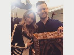 Belinda le regala un cuadro de la Virgen de Guadalupe a Timberlake. INSTAGRAM / belindapop