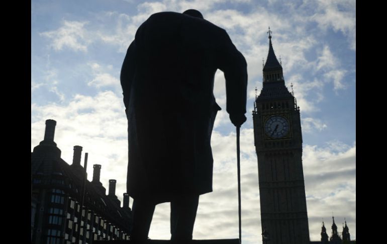 Estatua de Winston Churchill frente a las Casas dle Parlamento. Los partidarios de salir de la UE ganaron el referéndum con 51.9%. AFP / N. Halle'n