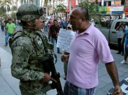 Un inconforme increpa a un soldado durante una manifestación en Acapulco, Guerrero. EFE / M. Meza