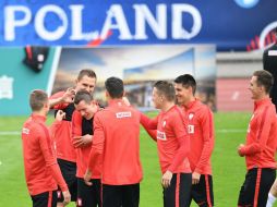 La Selección de Polonia entrena este viernes, un día antes de que se dispute el juego en el estadio Geoffroy-Guichard. EFE / B. Zborowski