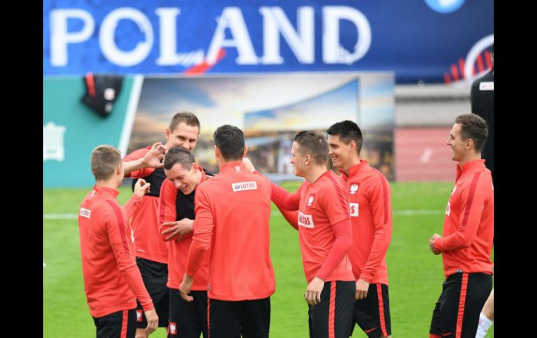 La Selección de Polonia entrena este viernes, un día antes de que se dispute el juego en el estadio Geoffroy-Guichard. EFE / B. Zborowski