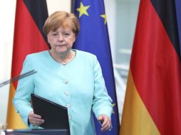 Merkel anuncia que ha invitado a una cumbre extraordinaria a Hollande, Renzi y Tusk el próximo lunes. EFE / K. Nietfeld