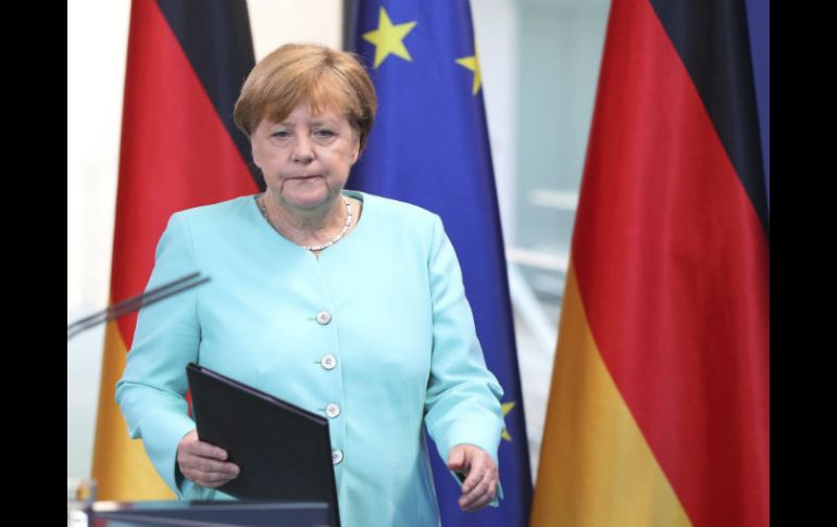 Merkel anuncia que ha invitado a una cumbre extraordinaria a Hollande, Renzi y Tusk el próximo lunes. EFE / K. Nietfeld