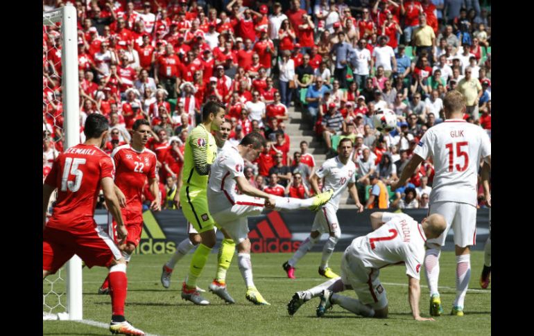 Los goles del partido fueron anotados por el polaco Jakub Blaszczykowski ('39) y el suizo Xherdan Shaqiri ('82). EFE / R. Ghement