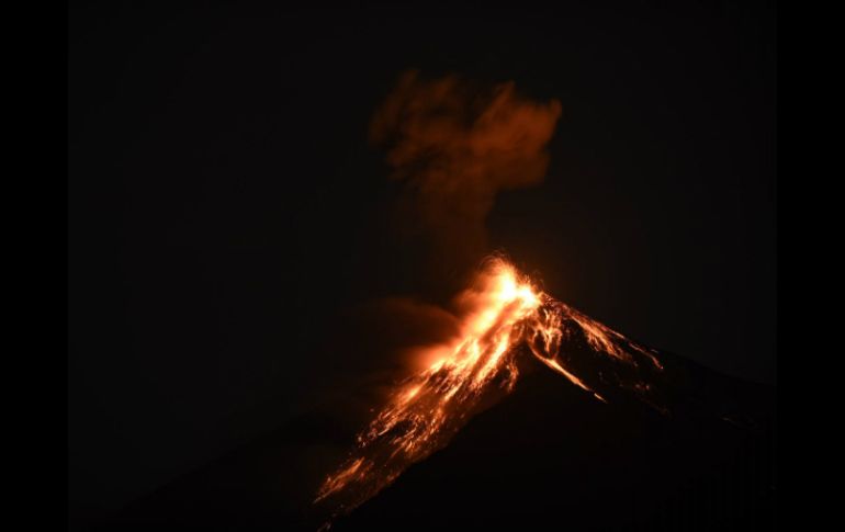 El coloso, de tres mil 763 metros de altura, ha realizado diez erupciones durante lo que va del 2016. EFE / S. Billy