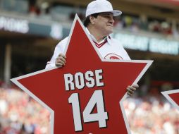 Rose estableció el récord de Grandes Ligas al pegar el número cuatro mil 192 en el Estadio Riverfront de 1985 frente a los Padres. AP / J. Minchillo