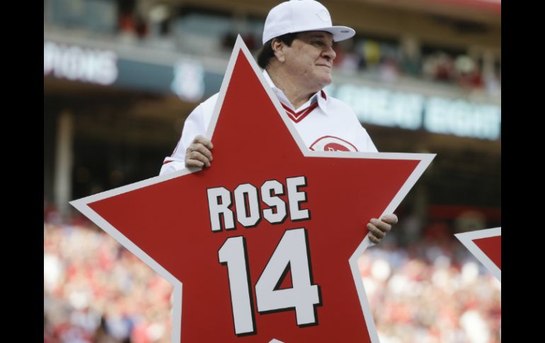 Rose estableció el récord de Grandes Ligas al pegar el número cuatro mil 192 en el Estadio Riverfront de 1985 frente a los Padres. AP / J. Minchillo