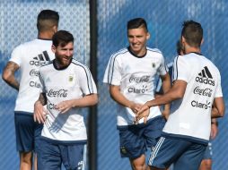 Una exhaustiva preparación. Messi y sus compañeros entrenan previo al partido. AFP / N. Kamm