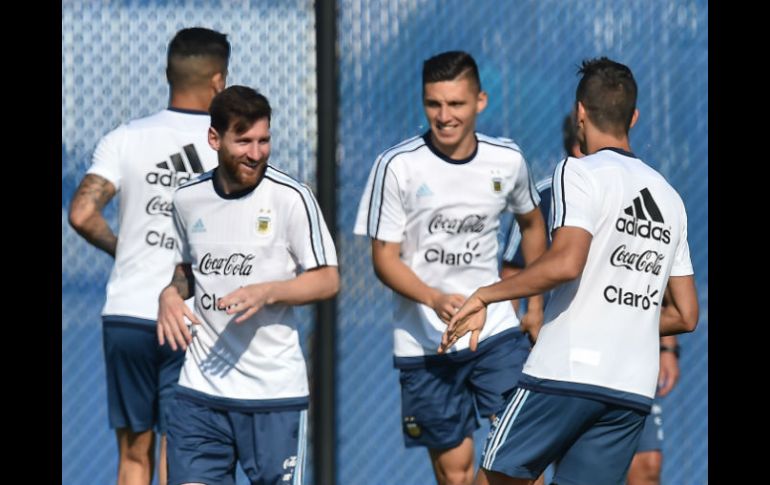 Una exhaustiva preparación. Messi y sus compañeros entrenan previo al partido. AFP / N. Kamm