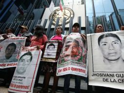 Los padres de los normalistas rezizaron un mitin frente a la PGR, a 21 meses de la desaparición de los jóvenes. EFE / M. Guzman