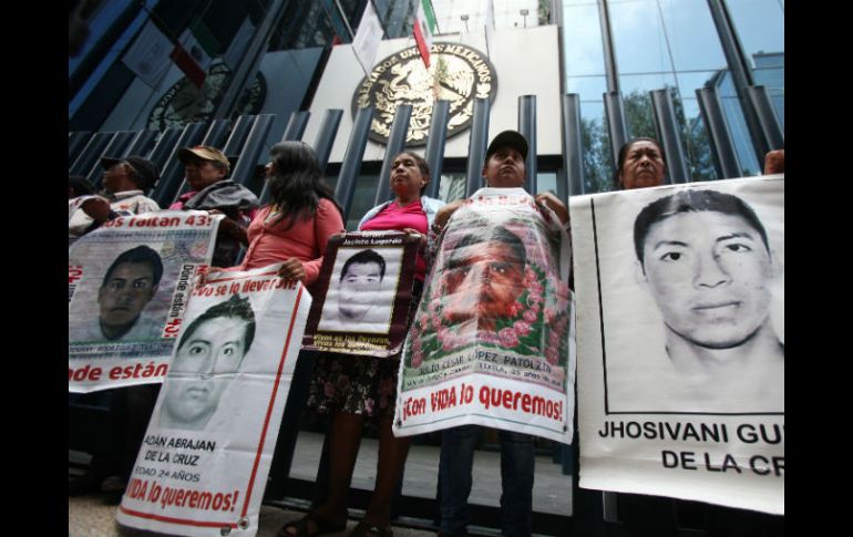 Los padres de los normalistas rezizaron un mitin frente a la PGR, a 21 meses de la desaparición de los jóvenes. EFE / M. Guzman