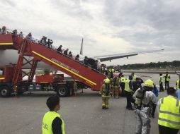 Tras dos horas y media de trayecto se ve forzado a regresar a Singapur al ser detectada una fuga de combustible. AP / B.Y. Lee