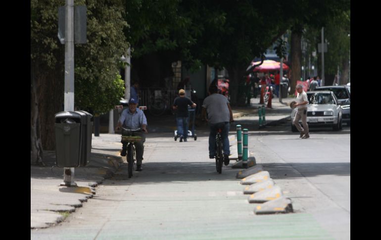 La ciclovía es unidireccional (de Oriente a Poniente), sin embargo, los usuarios circulan en los dos sentidos. EL INFORMADOR / ARCHIVO