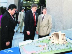 Donald Trump, con empresarios durante su visita a Guadalajara hace 23 años. EL INFORMADOR / ARCHIVO