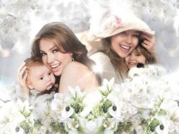 Thalía aparece en la imagen, en dos ocasiones, abrazando a su vástago en distintas edades, con un fondo de flores blancas. INSTAGRAM / thalia