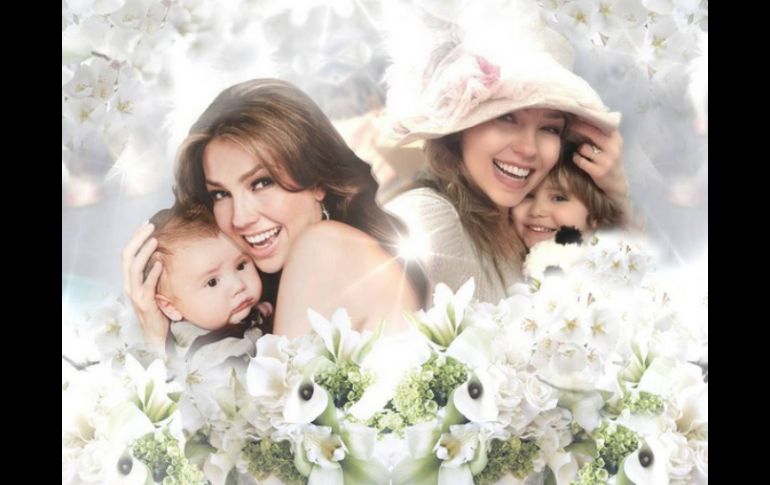 Thalía aparece en la imagen, en dos ocasiones, abrazando a su vástago en distintas edades, con un fondo de flores blancas. INSTAGRAM / thalia