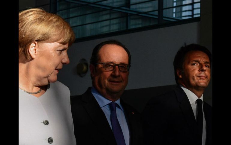 Angela Merkel, François Hollande y Matteo Renzi urgen a Gran Bretaña a apurar su salida. AFP / J. MacDougall