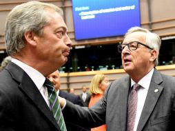 Presente en el Parlamento Europeo, el presidente de la CE, Jean-Claude Juncker (d) acusa a Farage (i) de mentir en la campaña. AP / G. Wanden