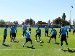 Algunos aficionados acudieron a las parácticas de la escuadra, en la que los titulares tuvieron rutinas físicas. EFE / D. Dal Zennaro