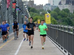 En una mañana no tan soleada, los presidentes corren sobre el río Ottawa acompañados de una decena de guardias. AP / S. Kilpatrick