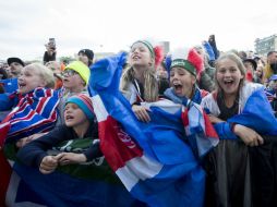 Congratulan a fanáticos de Islandia, ya que han puesto el ejemplo ante los miles de seguidores del torneo europeo. EFE / E. Arnason