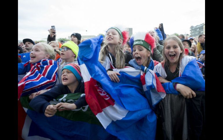 Congratulan a fanáticos de Islandia, ya que han puesto el ejemplo ante los miles de seguidores del torneo europeo. EFE / E. Arnason