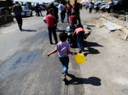 Muchos niños viajan solos o quedan huérfanos en medio de las largas travesías. AFP / ARCHIVO