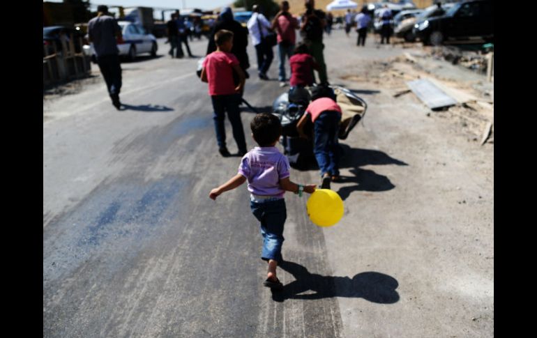 Muchos niños viajan solos o quedan huérfanos en medio de las largas travesías. AFP / ARCHIVO