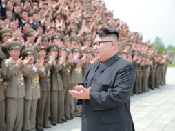 Kim expresó a los presentes su deseo de que sigan realizando nuevos milagros e innovaciones en sus investigaciones científicas. AFP / KCNA