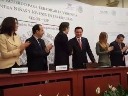 Nuño Mayer (c-i) reconoce a Osorio Chong como ''su amigo'' y por el interés que ha mostrado por la Educación en el país. FACEBOOK / Aurelio Nuño Mayer