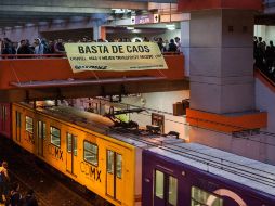 En la estación Pantitlán, en zona de conexión con una línea que va a Estado de México, despliegan una manta dirigida a Eruviel Ávila. TWITTER / Greenpeace México