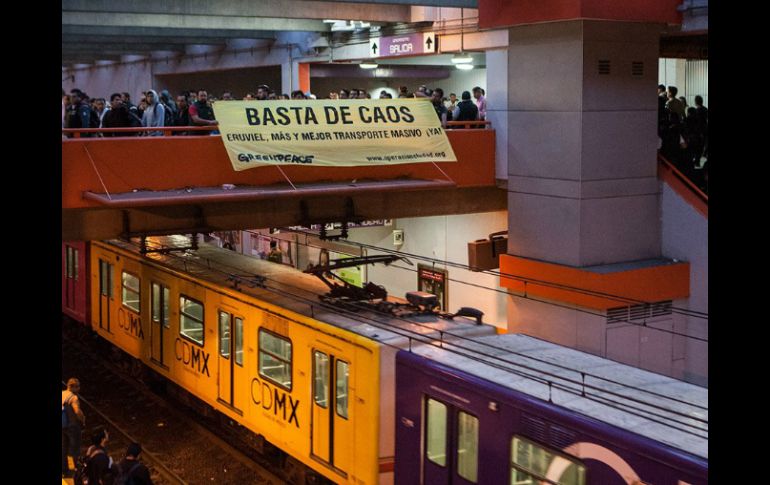 En la estación Pantitlán, en zona de conexión con una línea que va a Estado de México, despliegan una manta dirigida a Eruviel Ávila. TWITTER / Greenpeace México