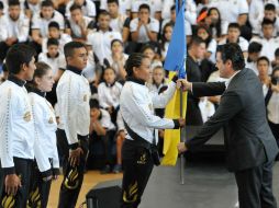 Aristóteles Sandoval fue el encargado de abanderar a la escolta, encabezada por la clavadista Melany Hernández. TWITTER / @AristotelesSD