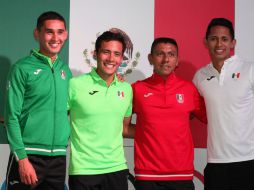 Los deportistas Julio Salazar, Ever Guzmán, José Leyver y Pedro Gómez posan durante la presentación de los uniformes. EFE / M. Guzmán