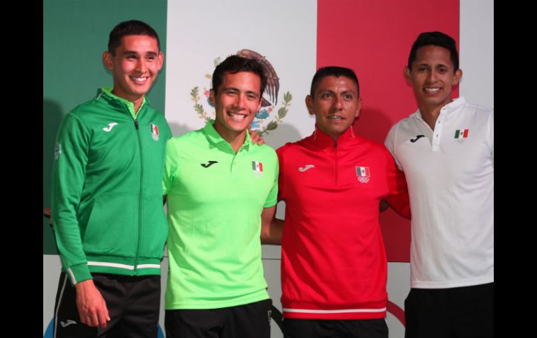 Los deportistas Julio Salazar, Ever Guzmán, José Leyver y Pedro Gómez posan durante la presentación de los uniformes. EFE / M. Guzmán