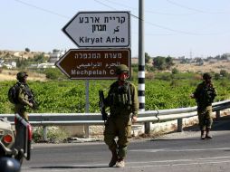 La Policía palestina confiscó varias armas empleadas en el violento asalto. EFE / A. Al Hashlamoun