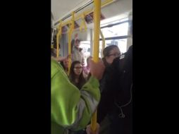 El joven, lanzaba insultos a un hombre del otro lado del tren, gritándole palabras obscenas y exigiendo que se bajara. YOUTUBE / Salford Online