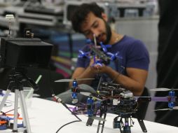 Jaula de drones. El evento cuenta con un área donde los campuseros pueden manejar un dron, y repararlos. EL INFORMADOR / R. Tamayo